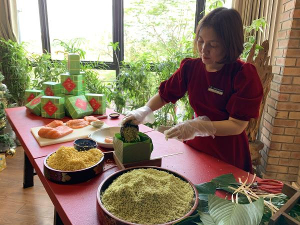 Tuy nhiên, giá thành của chiếc bánh chưng nhân cá hồi lên tới 580.000 đồng/cặp. Ảnh: VTC.