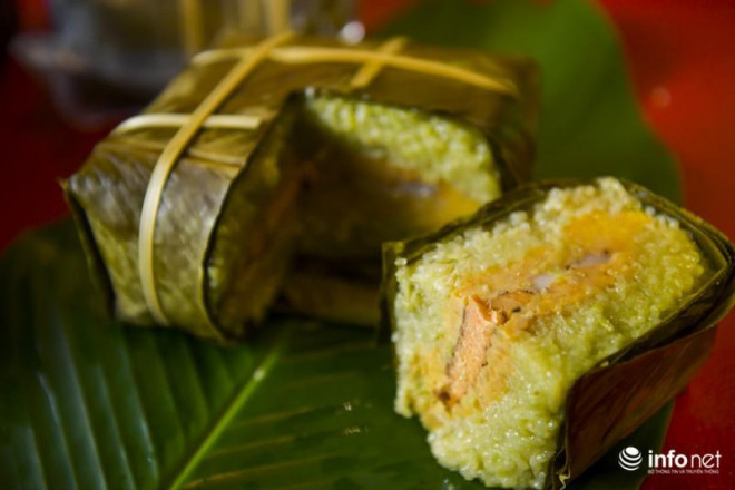 Bánh luộc trong 12 tiếng theo tiêu chuẩn bánh chưng truyền thống. Mỗi chiếc bánh có trọng lượng khoảng 800 gram. Ảnh: Infonet.