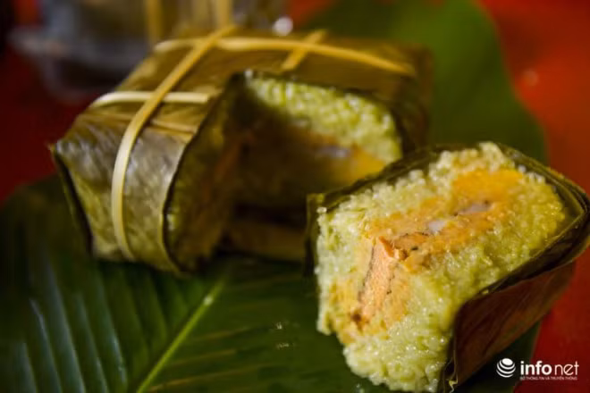 Bánh luộc trong 12 tiếng theo tiêu chuẩn bánh chưng truyền thống. Mỗi chiếc bánh có trọng lượng khoảng 800 gram. Ảnh: Infonet.
