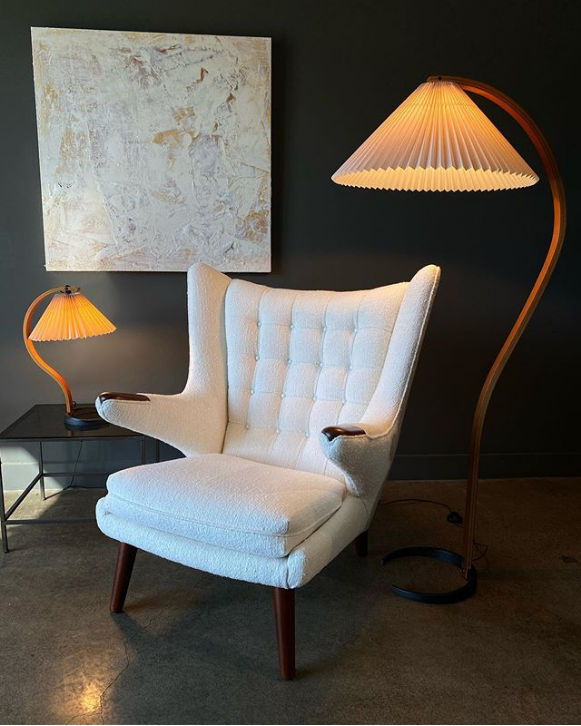 Việc sử dụng duy nhất nguồn sáng nền chiếu từ trần nhà xuống là chưa đủ. Thay vào đó, hãy kết hợp các loại chiếu sáng khác nhau (đèn nền, đèn nhấn, đèn tác vụ) để hỗ trợ tốt hơn trong công việc hoặc để làm nổi bật một chi tiết cụ thể của thiết kế.