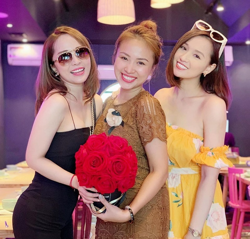 Lã Thanh Huyền khoe ảnh tụ tập bộ ba thân thiết với Vân Hugo và Quỳnh Nga.