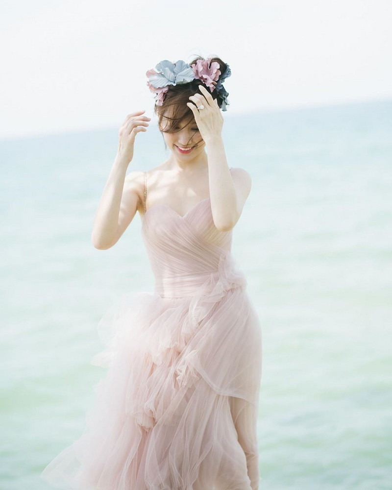 Hari Won đăng ảnh váy công chúa đẹp lung linh bên biển với chia sẻ: "Giờ mới biết cám ơn cuộc sống bình thường... Muốn quay lại như trước", được cho là ẩn ý mong muốn dịch bệnh chóng qua.