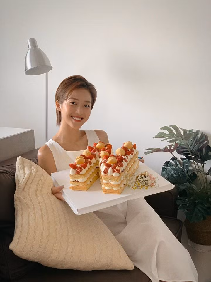 Khả Ngân mừng sinh nhật với chiếc bánh kem. Cô không ước cho mình mà ước cho mọi người bình an.