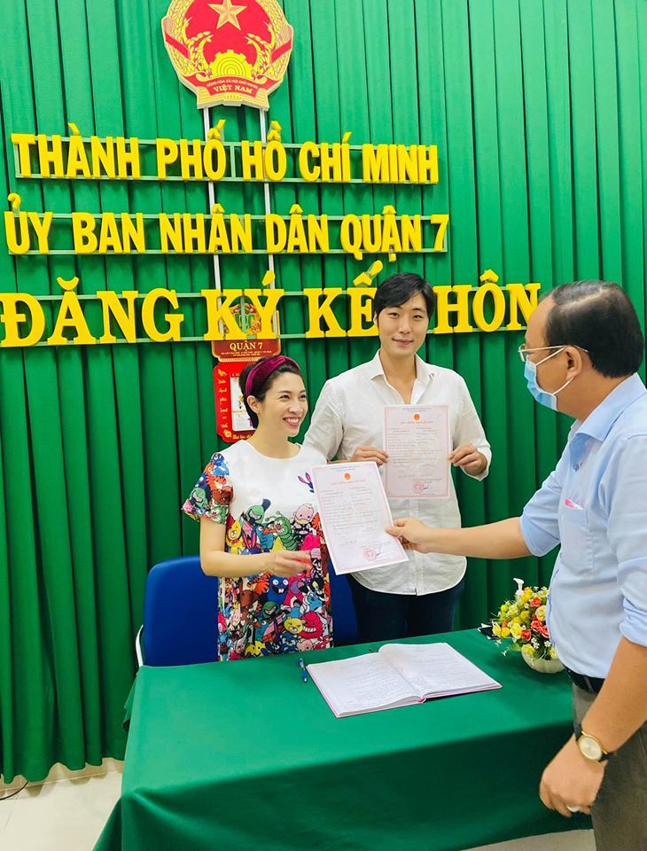 Pha Lê hạnh phúc thông báo đăng ký kết hôn cùng chồng người Mỹ gốc Hàn Manny. Cô cảm ơn UBND Quận 7, TP.HCM tạo điều kiện để vợ chồng nhanh chóng hoàn tất thủ tục.