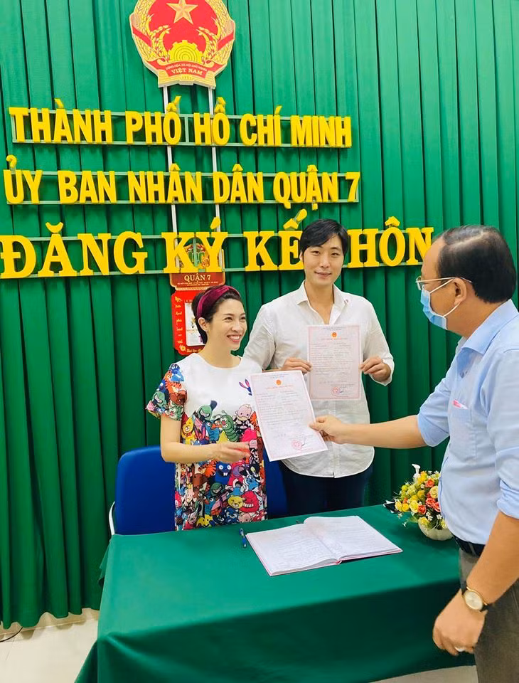 Pha Lê hạnh phúc thông báo đăng ký kết hôn cùng chồng người Mỹ gốc Hàn Manny. Cô cảm ơn UBND Quận 7, TP.HCM tạo điều kiện để vợ chồng nhanh chóng hoàn tất thủ tục.