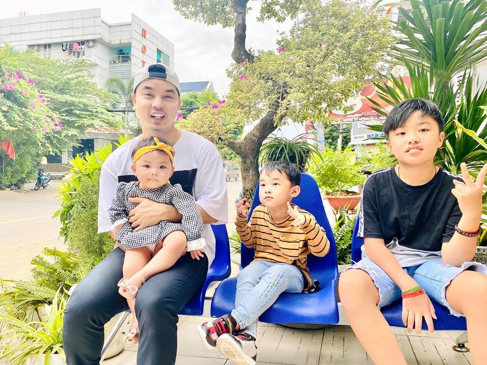 Cựu mẫu Kim Cương đăng ảnh gia đình hạnh phúc cùng chia sẻ tếu táo vì tái bùng dịch: "Sau khi được mẹ đưa về quê ngoại chơi vài hôm, về đến nhà lại tiếp tục màn 2 cảnh 1 nha con! Đi ra đi vào quanh sân nhà thôi".