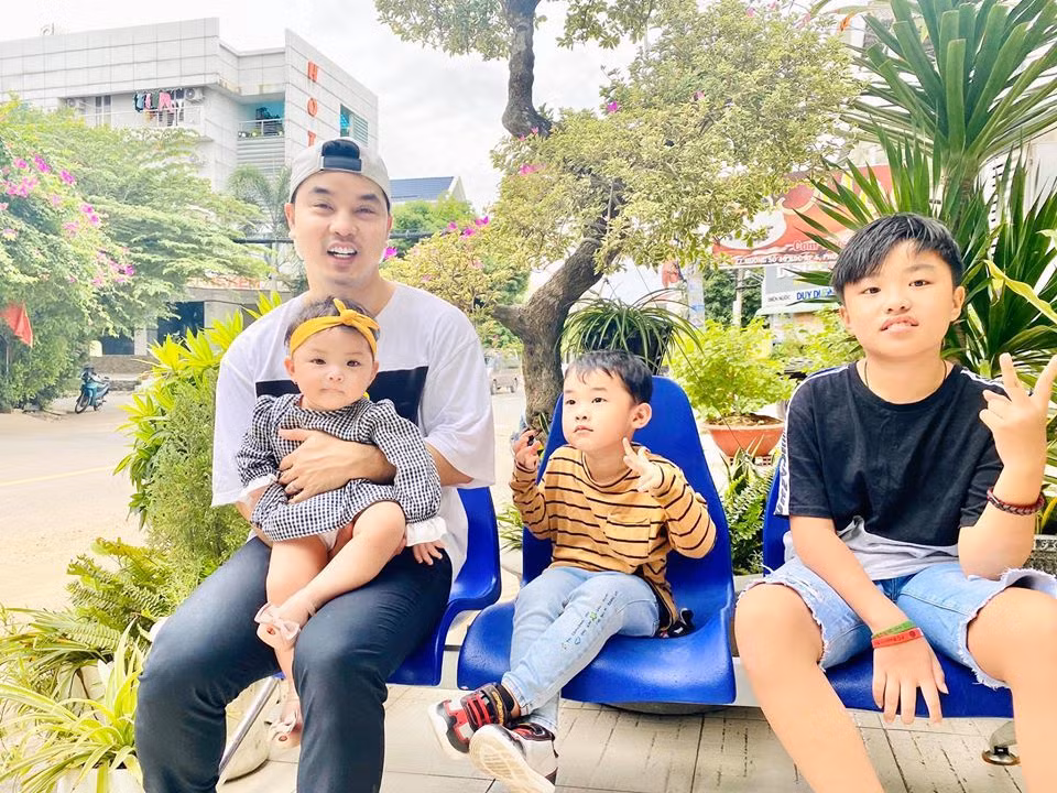 Cựu mẫu Kim Cương đăng ảnh gia đình hạnh phúc cùng chia sẻ tếu táo vì tái bùng dịch: "Sau khi được mẹ đưa về quê ngoại chơi vài hôm, về đến nhà lại tiếp tục màn 2 cảnh 1 nha con! Đi ra đi vào quanh sân nhà thôi".