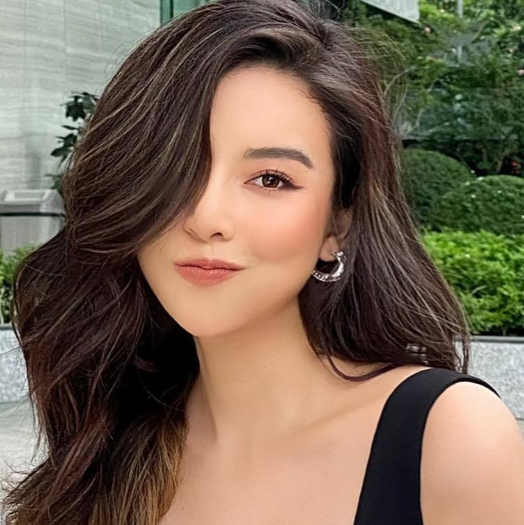 Cao Thái Hà động viên khán giả: "Dù thế nào cũng phải giữ tinh thần tích cực. Cười lên, mọi chuyện rồi sẽ ổn thôi!".