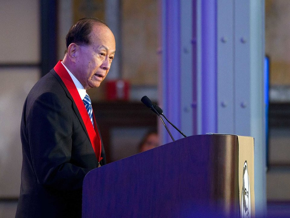 Ngoài ra, Lý Gia Thành còn sở hữu 8,6% cổ phần của Zoom, công ty có trụ sở tại San Jose, bang California (Mỹ). Năm 2013, công ty đầu tư của ông Lý Gia Thành đã rót 6,5 triệu USD vào Zoom, startup của tỷ phú người Mỹ gốc Hoa Eric Yuan. Hai năm sau đó, công ty này rót thêm 30 triệu USD.