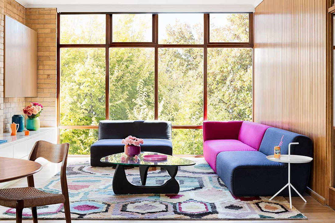 Rất nhiều gia chủ không để ý và thường chọn thảm trải sàn không đúng kích thước. Để không gian trở nên hài hòa, nên chọn thảm trải sàn phù hợp với diện tích căn phòng. Không chọn thảm quá nhỏ tạo cảm giác chật chội, còn thảm trải quá to sẽ làm cho căn phòng bị chiếm nhiều diện tích. Ảnh: Lookboxliving