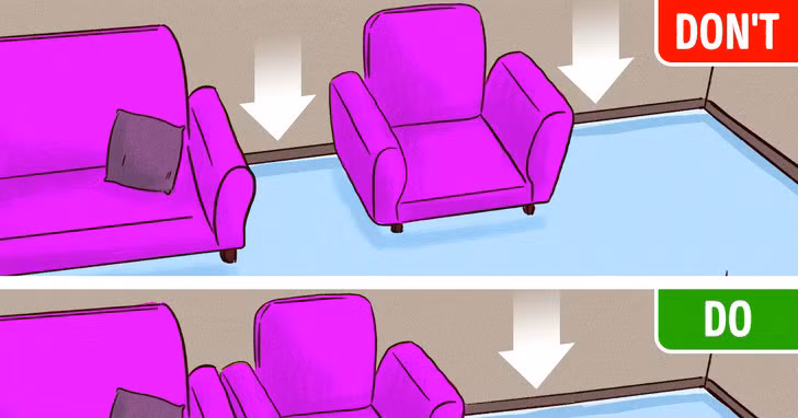 Để khoảng trống giữa hai ghế ngồi đơn lẻ khiến việc sử dụng không gian tường trở nên khó khăn hơn và làm cho căn phòng của bạn không được đa năng. Ảnh: Brightside.