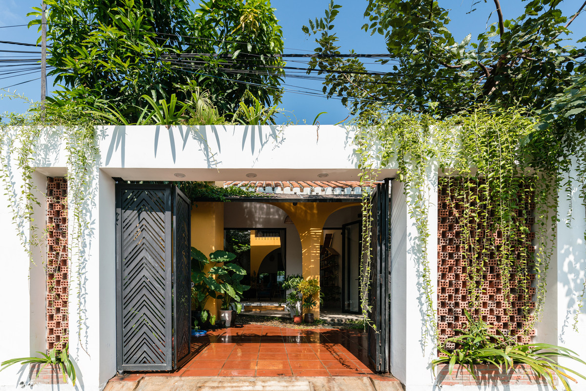 Từ cổng bước vào là khoảng sân lát gạch đỏ.