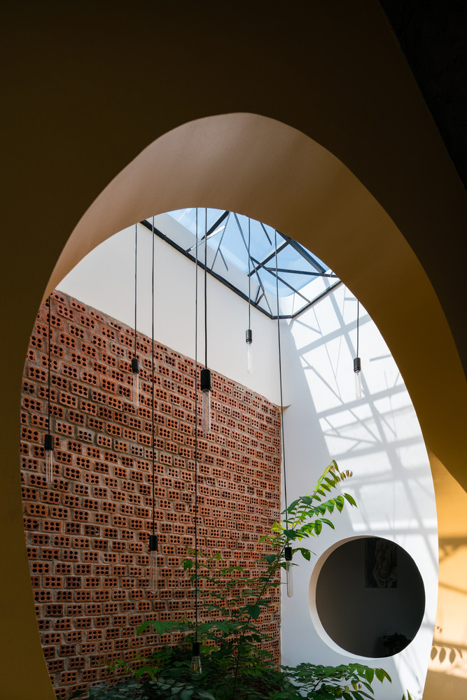 Những đường cong mềm mại từ khung cửa, bức tường hay bậc thềm vào nhà đều tạo nên sự hài hòa và ấn tượng.