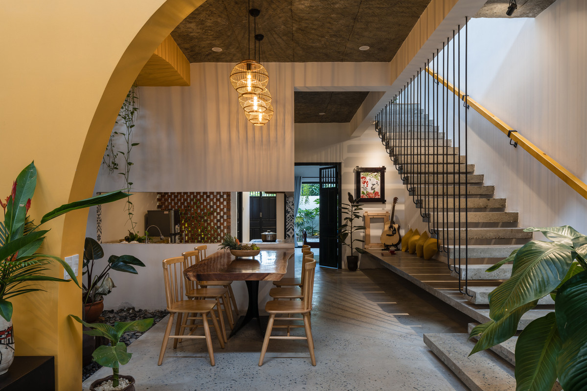 Phòng ăn thiết kế mở giúp gia chủ có thể ngắm nhìn cây xanh và thư giãn.