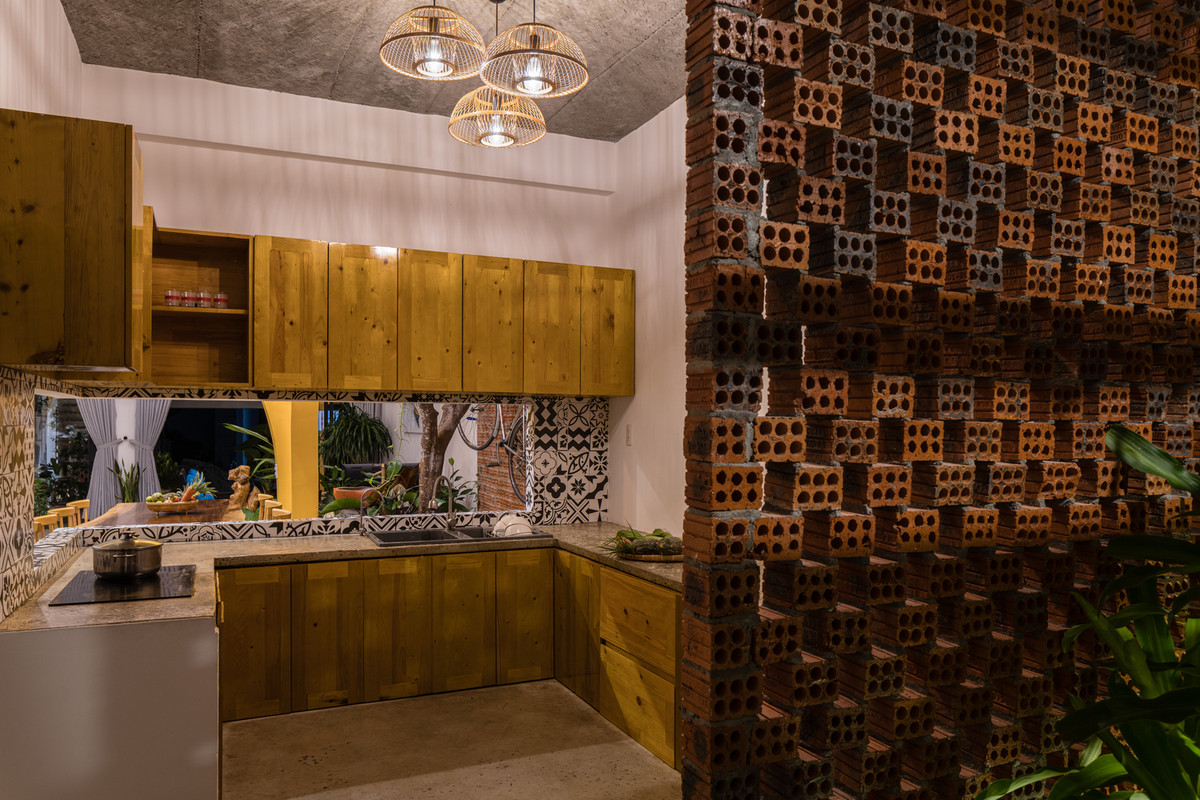  Nhà bếp mang hơi hướng mộc mạc nhưng vẫn tiện nghi.