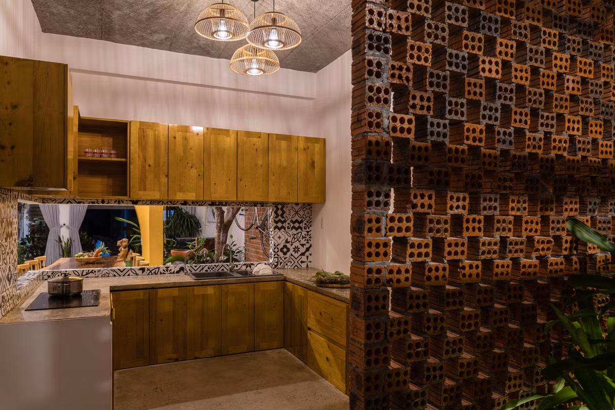  Nhà bếp mang hơi hướng mộc mạc nhưng vẫn tiện nghi.