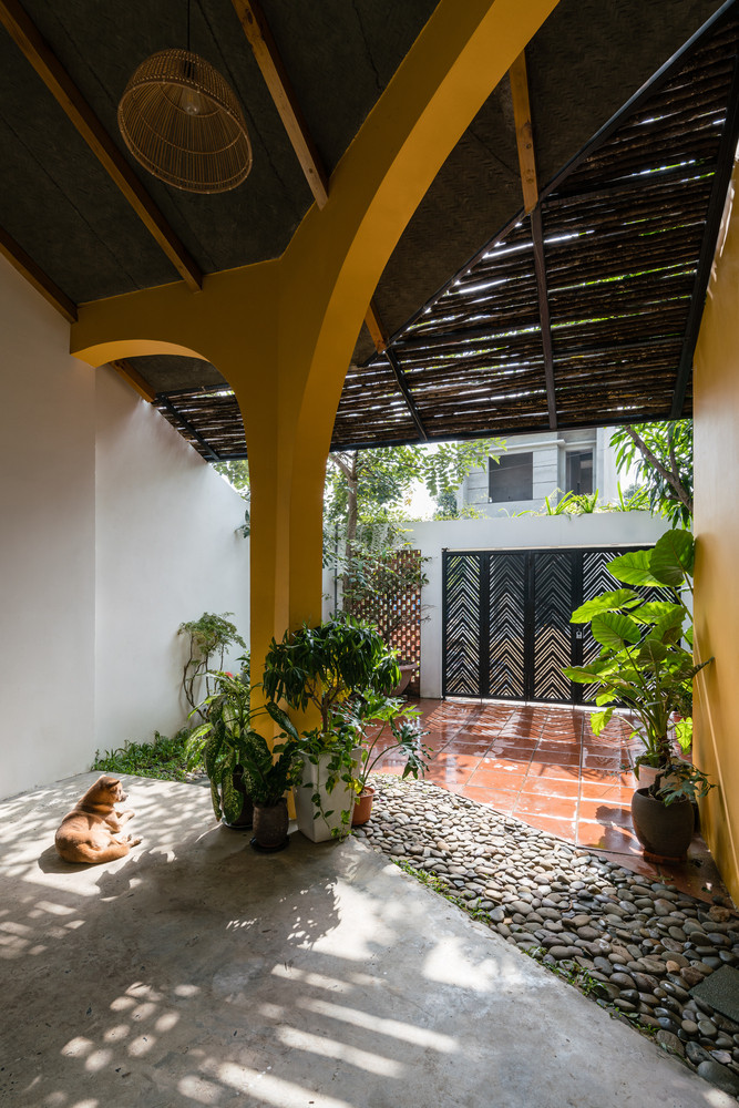 Khoảng sân ngập nắng là không gian yêu thích của gia chủ. Nguồn ảnh: Quang Dam.