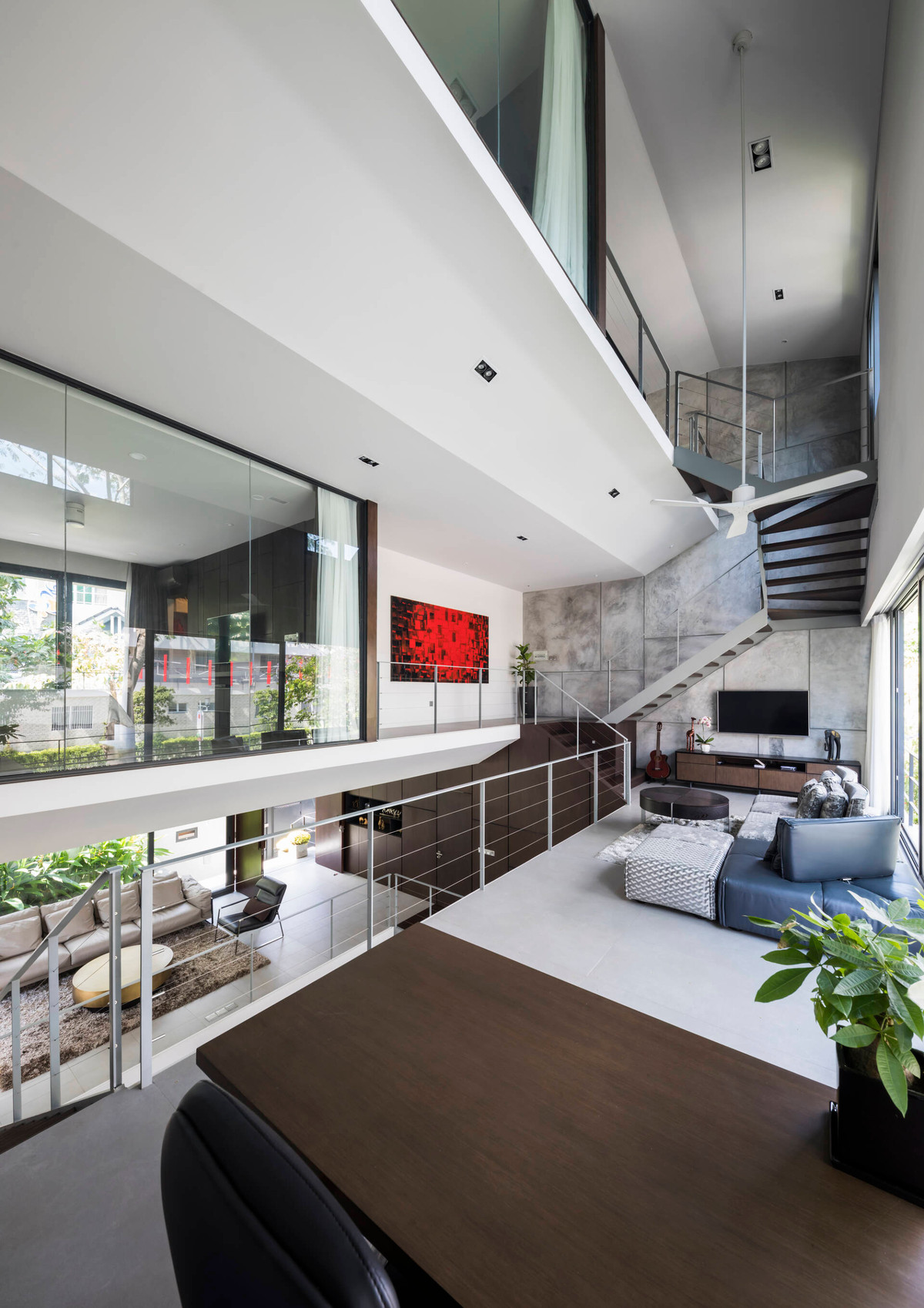 Khoảng thông tầng chéo tạo không gian mở tối đa.