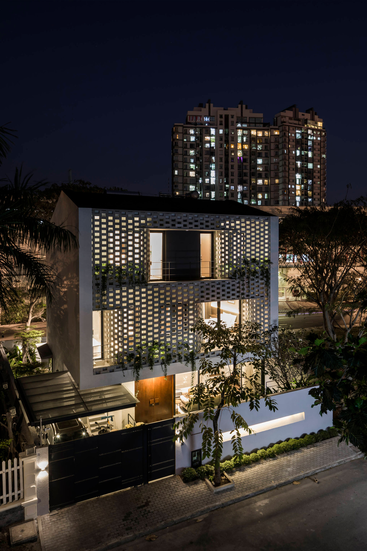 Buổi tối, ngôi nhà lung linh dưới ánh đèn. Nguồn ảnh: Archdaily.