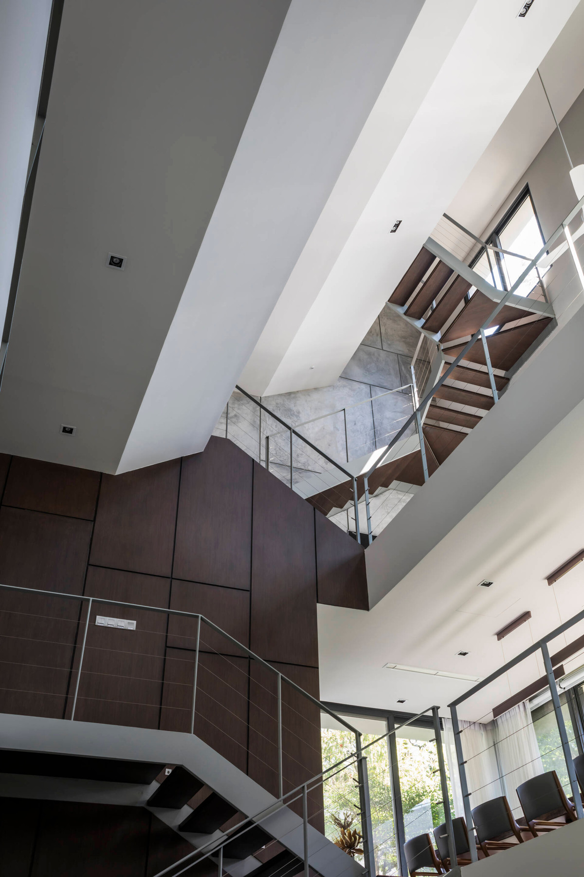 Để tạo không gian biệt lập, nhóm kiến trúc sư không xếp chồng các tầng lên nhau mà xếp phần sàn của các tầng giống bậc thang ngược, để tạo ra khoảng thông tầng như hình zigzag.