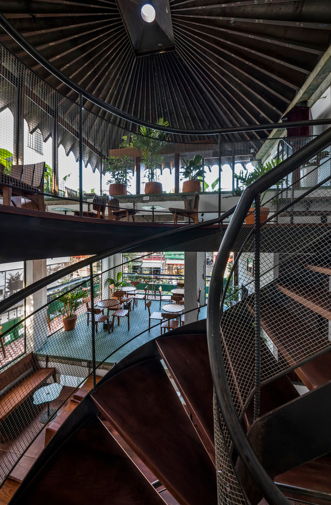 Cầu thang được di chuyển ra phía sau và phá bỏ các bức tường để mở ra không gian và cải thiện thông gió.