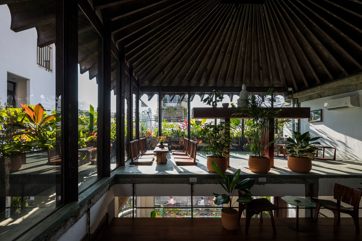 Tầng 2 của quán mang không khí thoải mái và riêng tư. Khách hàng vừa thưởng thức cà phê vừa xem quầy pha chế bận rộn bên dưới.