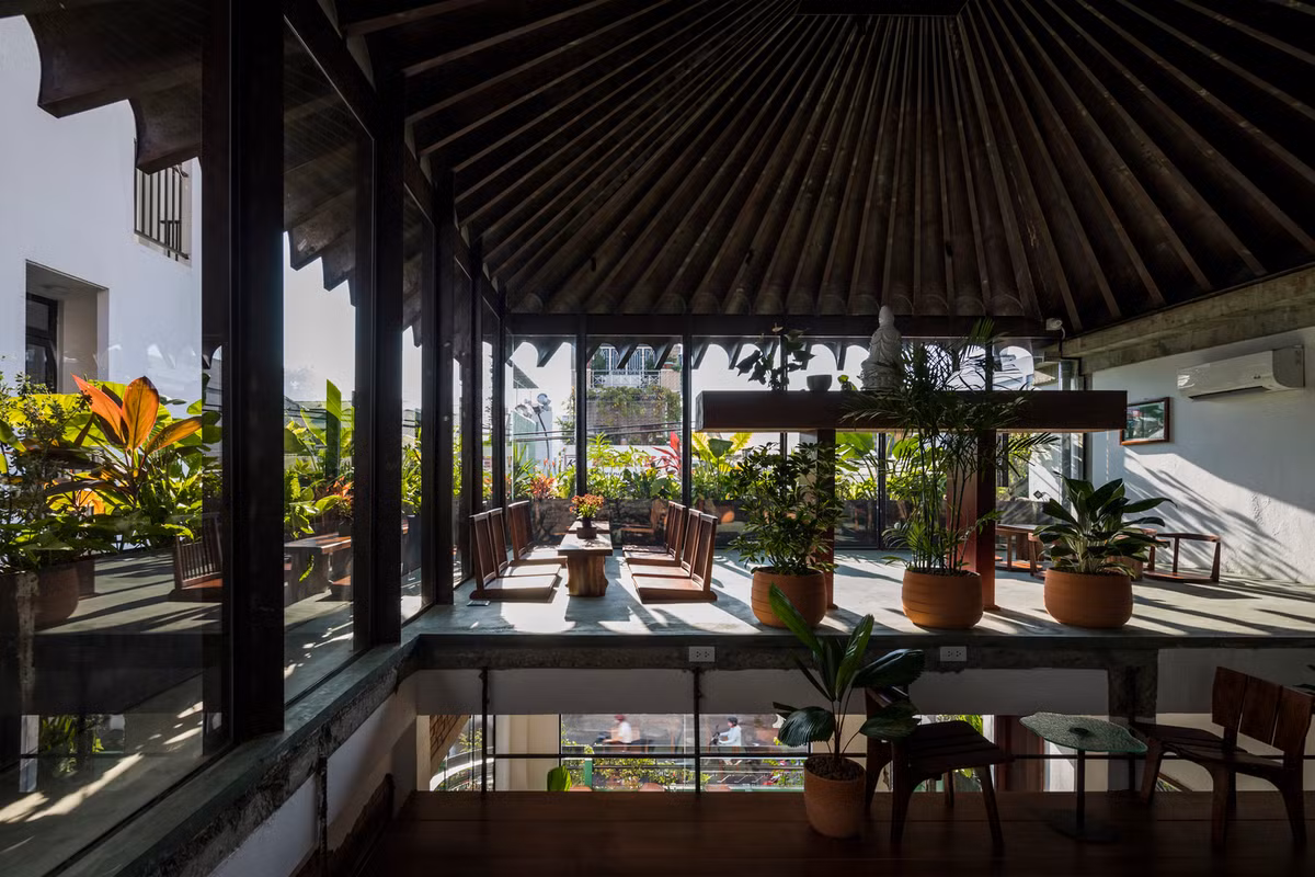 Tầng 2 của quán mang không khí thoải mái và riêng tư. Khách hàng vừa thưởng thức cà phê vừa xem quầy pha chế bận rộn bên dưới.