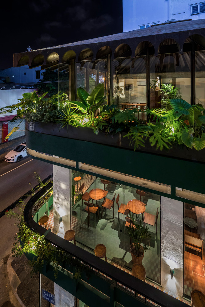 Quán cà phê được cải tạo từ một ngôi nhà cổ từng làm nơi trưng bày váy cưới với phong cách nguyên bản của những năm 70 hiện đại.