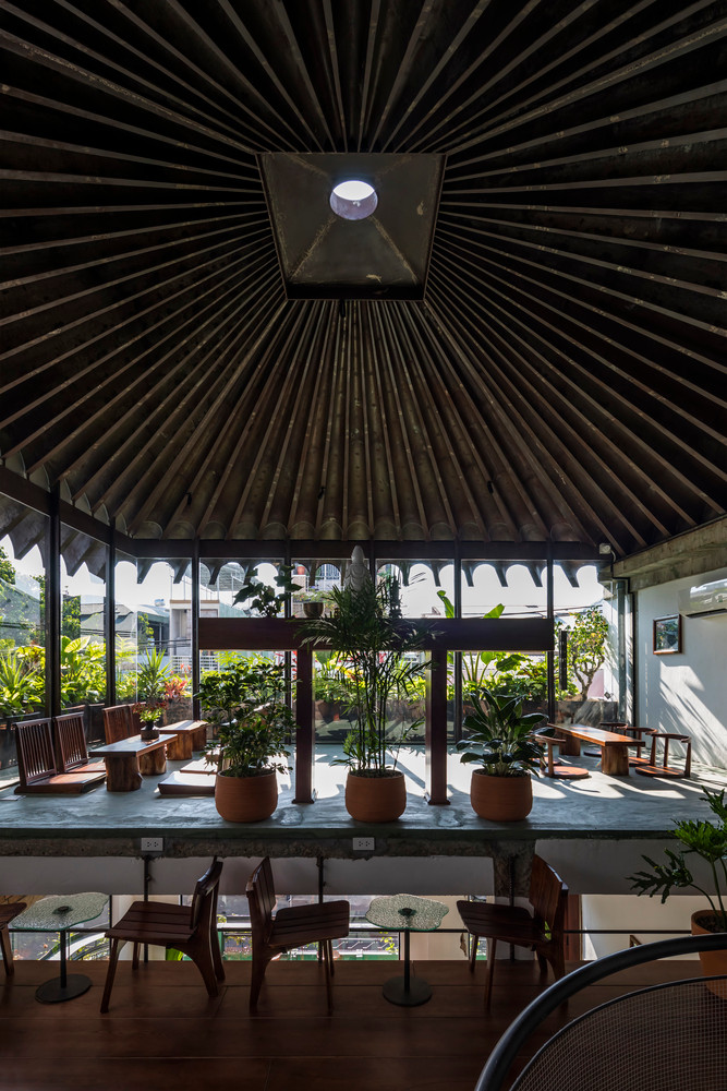 Kiến trúc sư giữ lại phong cách lịch sử của ngôi nhà ban đầu và sửa đổi bằng các vật liệu hiện đại cho các mục đích chức năng và thẩm mỹ, tạo không gian mở lành mạnh, với cây xanh, ánh sáng tự nhiên.