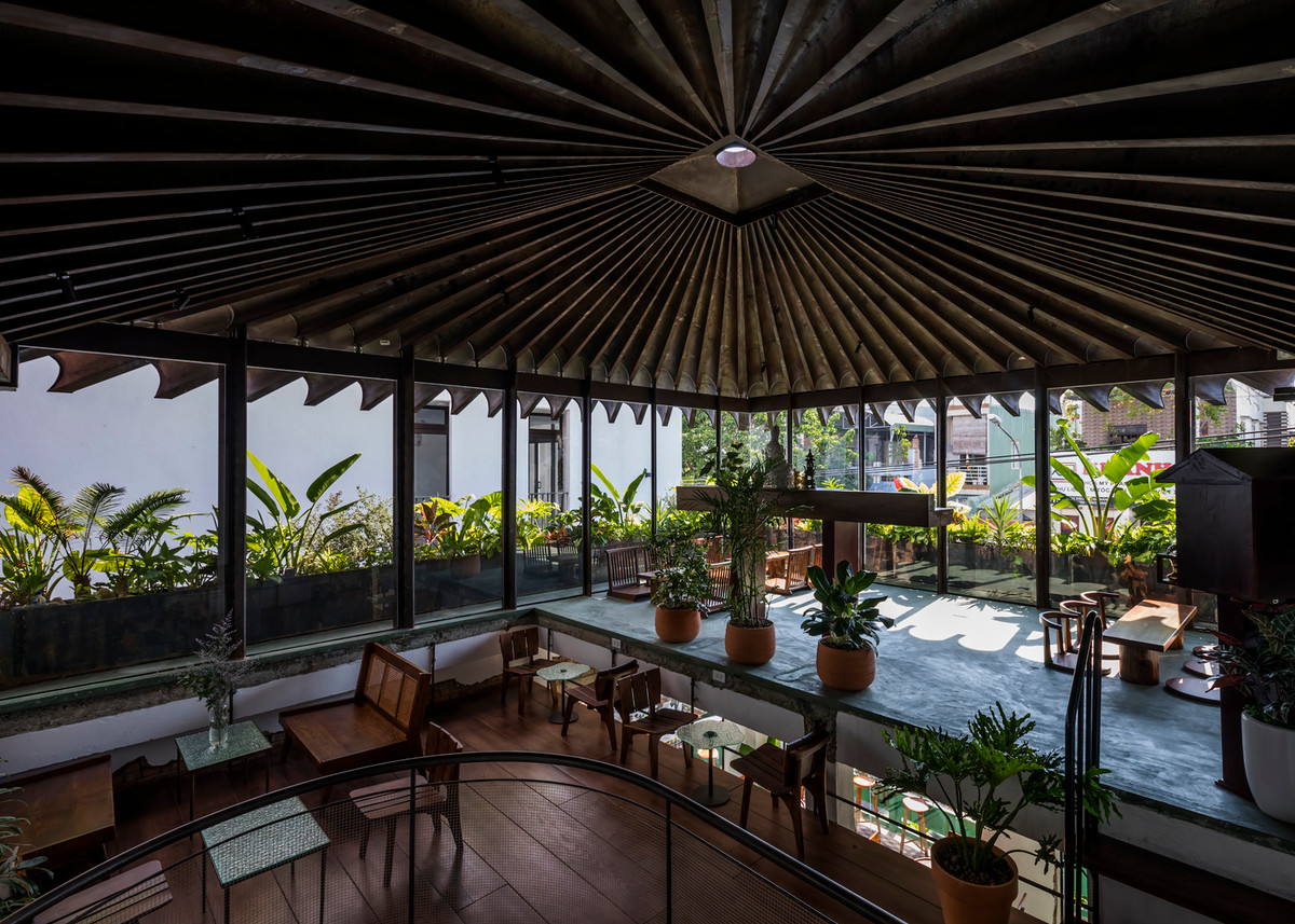 Nằm trên phố Hoàng Diệu nhộn nhịp ở thành phố Đà Nẵng, quán cà phê mang trong mình cảm giác "sống chậm" thanh thản, thân mật, trân trọng ngay giữa lòng một đô thị vội vã.