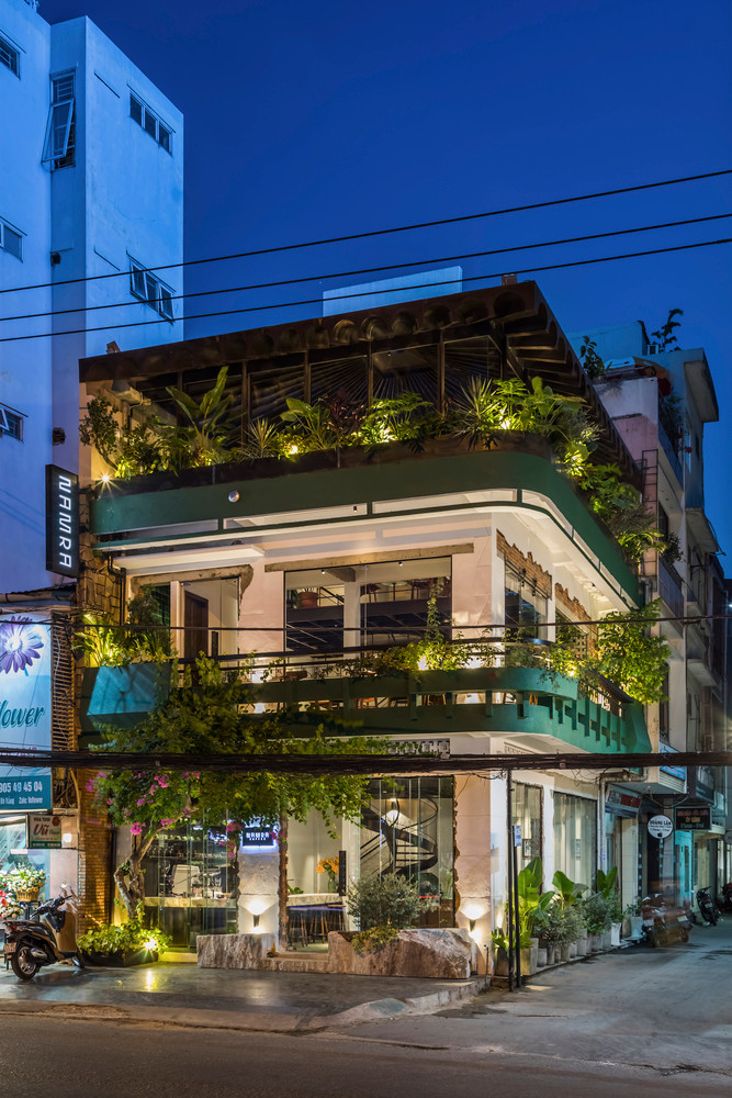 Quán như một ốc đảo yên tĩnh, được bao phủ bởi những lớp cây xanh.