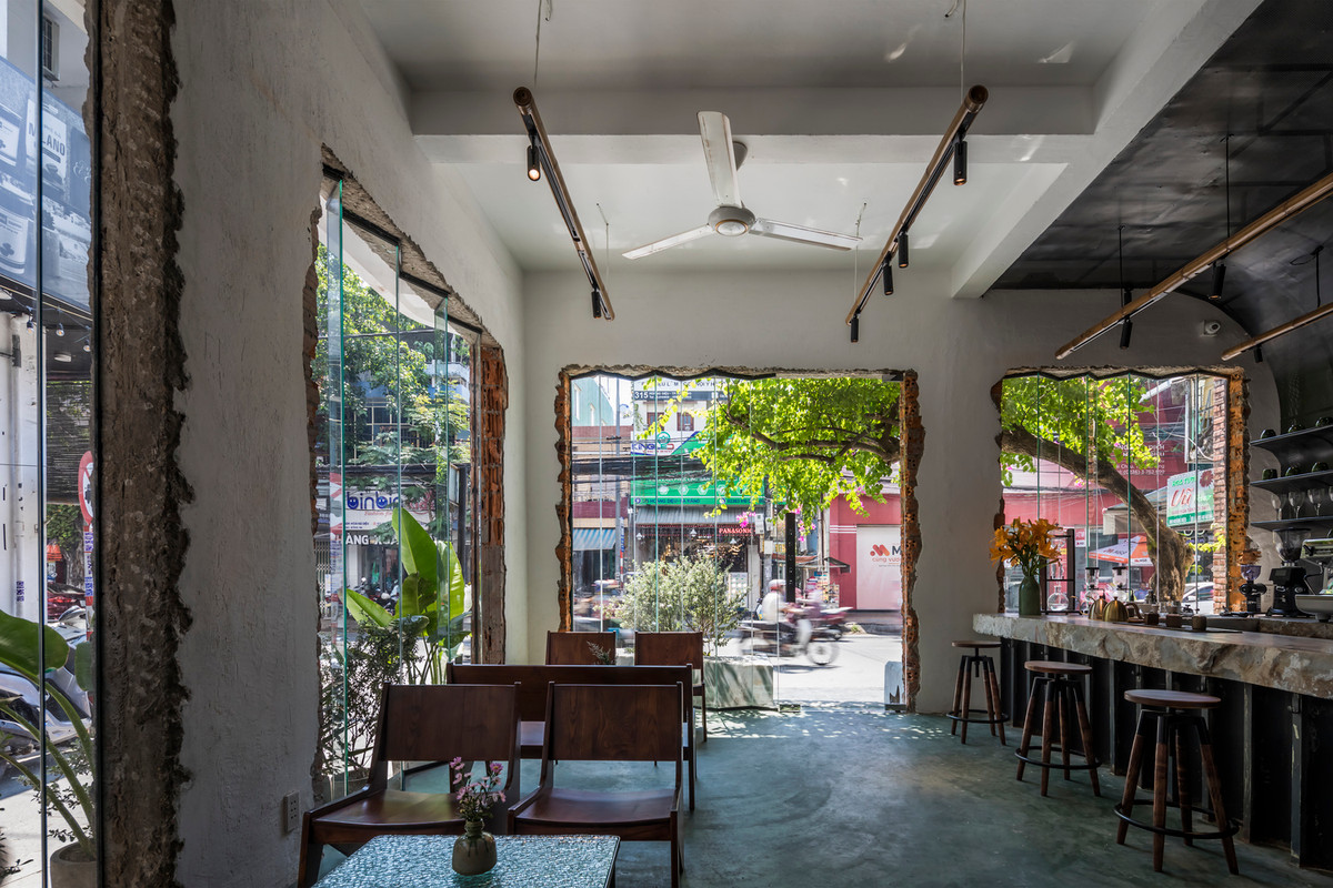 Do đó, màu xi măng xanh được sử dụng để trở thành màu chủ đề cho quán cà phê. Thông qua việc tiết lộ các lớp kiến trúc cũ, các kiến trúc sư muốn hiển thị những đặc sắc của quá khứ và hình thành một kết nối với hiện tại.