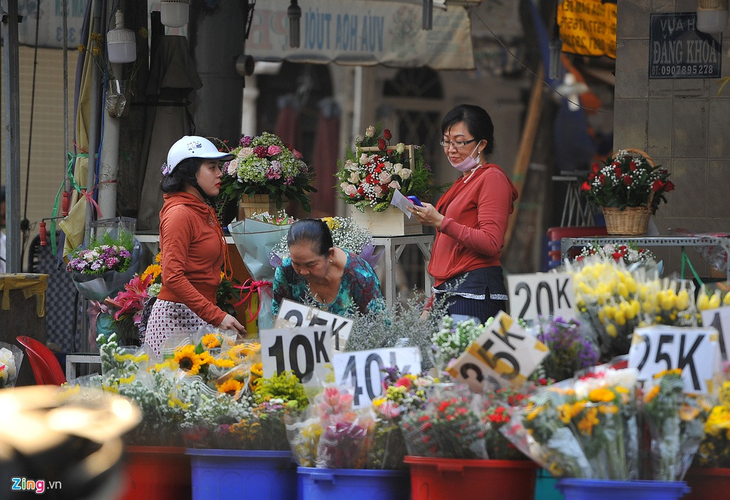 Theo ghi nhận, khu vực gần chợ hoa Đầm Sen có khá đông người dân, tiểu thương tham gia hoạt động bán lẻ hoa dịp 8/3 tại khu vực nhà riêng, hoặc thuê mặt bằng. Nếu không vào dịp lễ, họ chỉ đến chợ hoa Đầm Sen để mua bán hoa sỉ mà không bán lẻ.