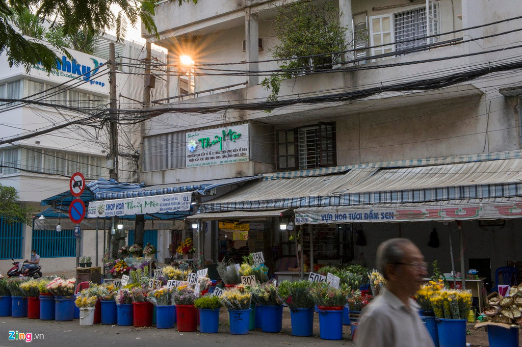 Các sạp bán lẻ hoa vắng vẻ lúc chiều muộn.