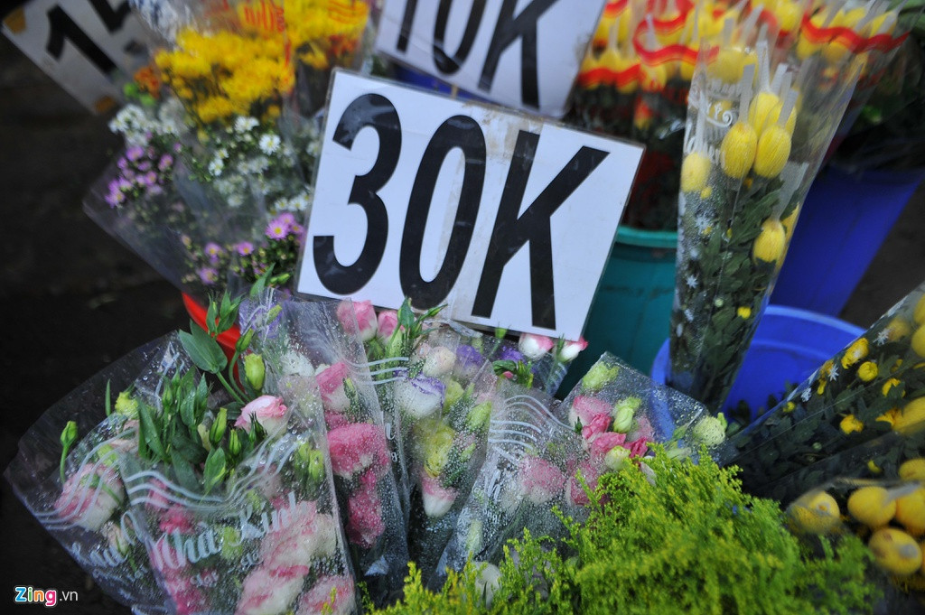 Trong ngày 7/3 và sáng nay, nếu giá mỗi bó hoa hồng phấn là 30.000 đồng thì chiều 8/3, giá bán loại hoa này chỉ là 15.000 đồng/bó. Cúc lưới thay vì giá 30.000 đồng/bó, chỉ còn 15.000 đồng.Theo ghi nhận, hoa vẫn tươi tốt, được chăm chút và cắt tỉa, bó cẩn thận.