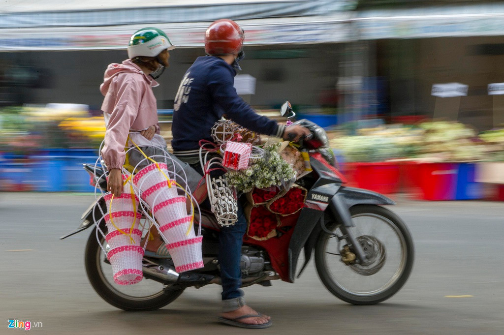Khoảng 18h tối, một số người bán lẻ hoa tìm đến đây mua hoa với giá giảm mạnh 50%. Họ cho biết nguồn hoa này được mang về bán tại các điểm trường đại học, công viên trên địa bàn TP.HCM vào tối nay.