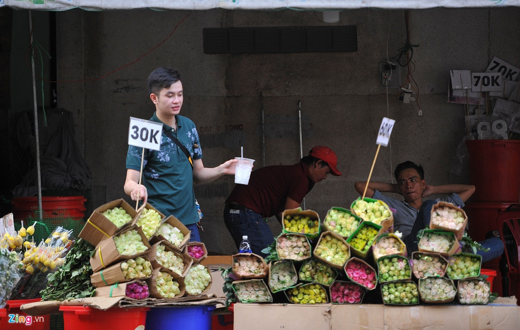 Những bó hoa hồng được cắt tỉa và gói cẩn thận chỉ còn 15.000 đồng/bó. Một số tiểu thương cho biết họ chấp nhận bán hoa giá thấp thay vì tự bỏ đi như một số nơi khác. Vấn để ở đây không phải họ tính chuyện lời lãi, mà nhận thấy việc hủy hoa không mấy thân thiện.