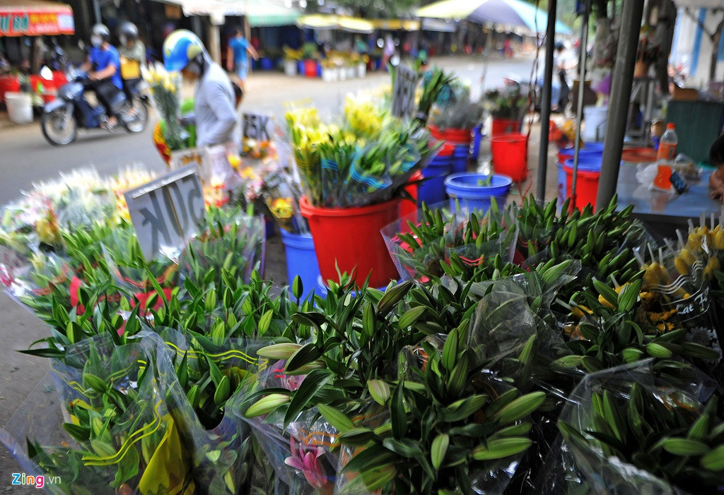 Nhiều tiểu thương cho rằng hoa của họ giảm giá chiều nay chất lượng vẫn tốt. Họ luôn muốn mang đến cho những cặp đôi một món quà ý nghĩa với mức giá phải chăng nhất trong dịp 8/3 này.