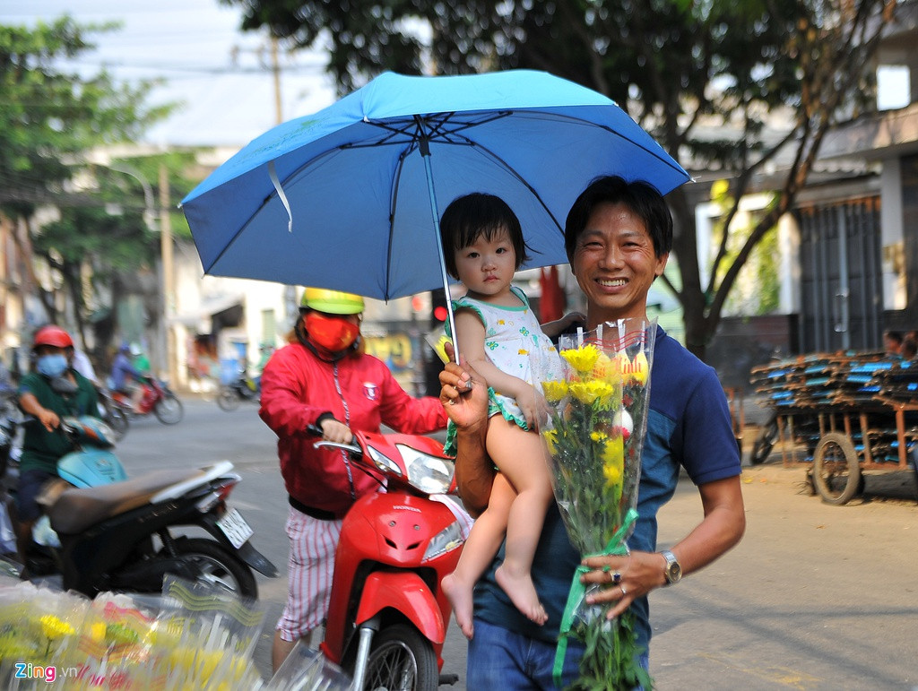 Không chỉ mua hoa tặng người thân dịp 8/3, một số người đến đây mua hoa về để cúng dịp rằm. Cũng theo bà Nguyệt, nhờ đó hoạt động buôn bán cũng không quá ế ẩm chiều nay.