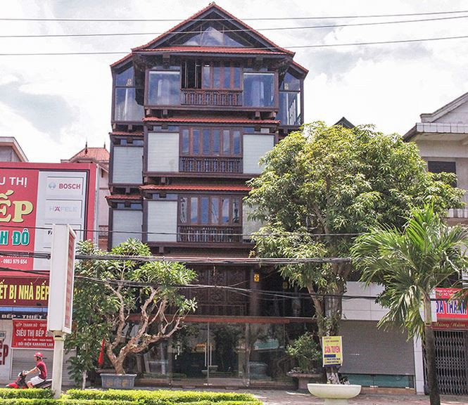 Ngôi nhà được làm bằng gỗ sao xanh, được ông Lân gom mua từ Lào về nhiều năm trời. Ảnh: Dân Việt.