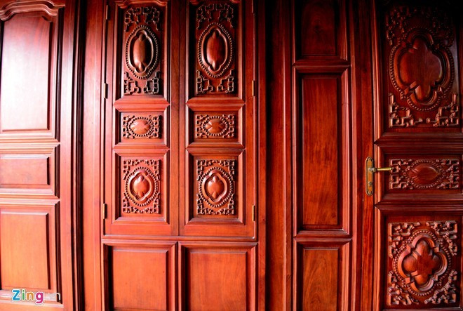 Với 50 thợ lành nghề từ Bắc Ninh sang Trung Quốc tham quan, học hỏi, nhiều chi tiết hoa văn trong nhà được chạm trổ tinh xảo. Ảnh: Zing.
