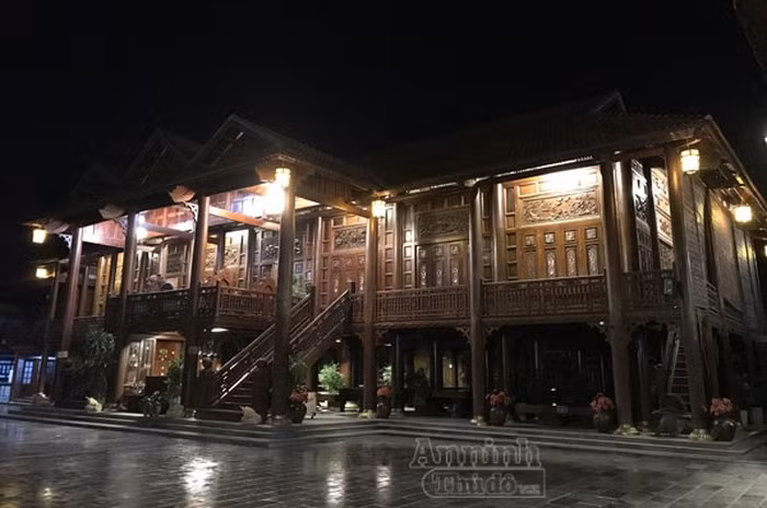 Để xây căn nhà này, gia chủ - một đại gia đất Điện Biên đã nhập rất nhiều cây gỗ lim Nam Phi khổng lồ. Ảnh: Anninhthudo.