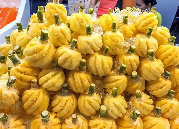 Đầu mùa hè năm nay, loại dứa mini có kích thước rất nhỏ, lọt thỏm trong lòng bàn tay cũng gây sốt thị trường Việt với giá bán 100.000 đồng/kg - 150.000 đồng/kg, đắt gấp chục lần hàng Việt.