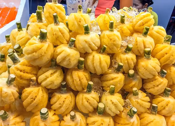 Đầu mùa hè năm nay, loại dứa mini có kích thước rất nhỏ, lọt thỏm trong lòng bàn tay cũng gây sốt thị trường Việt với giá bán 100.000 đồng/kg - 150.000 đồng/kg, đắt gấp chục lần hàng Việt.