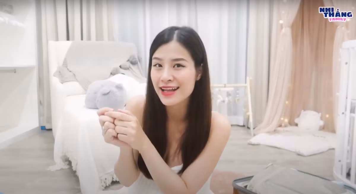 Đông Nhi đã chuẩn bị sẵn cho con một chiếc giường theo phong cách công chúa và còn chuẩn bị sẵn đồ chơi cho bé.