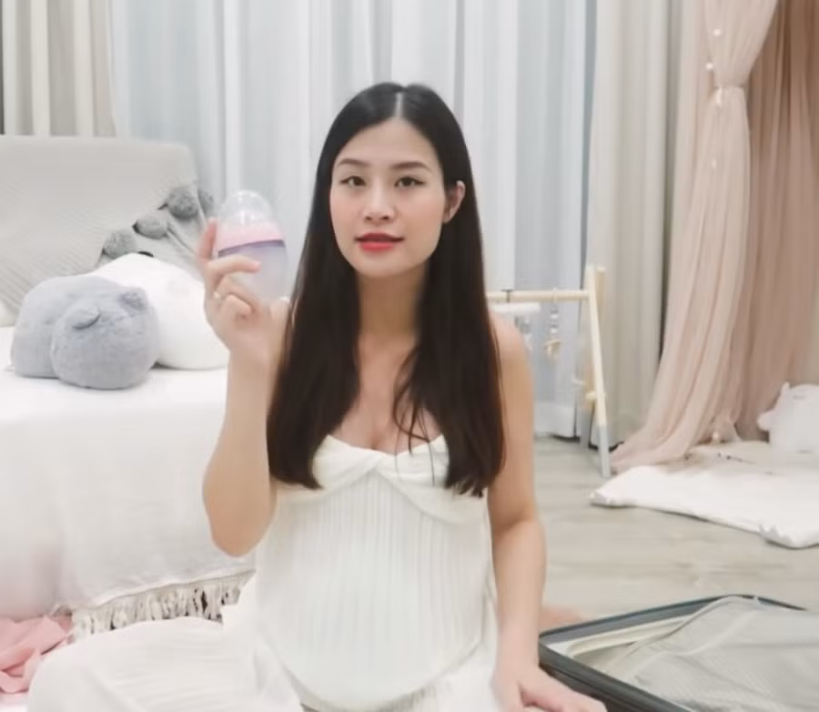 Thuy nhiên, theo chia sẻ từ Đông Nhi, hiện căn phòng của tiểu công chúa vẫn chưa hoàn thiện 100% mà vợ chồng nữ ca sĩ vẫn đang sắp xếp thêm.