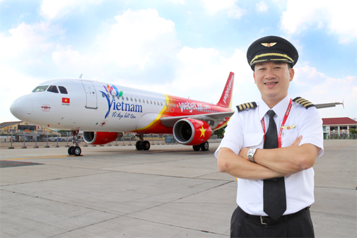 Theo báo cáo thường niên 2017 của Vietjet Air, phi công thuộc hãng này có thu nhập lên tới 180 triệu đồng/người/tháng, tương đương 2,16 tỷ đồng/năm. Ảnh: Vietjet.