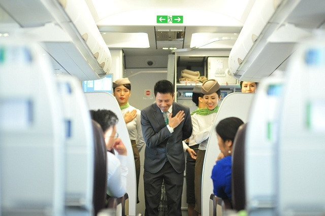 Mặc dù là "tân binh" trong làng hàng không nội địa nhưng con số thu nhập này chênh lệch khá lớn so với các đồng nghiệp ở Vietnam Airlines và Vietjet Air. Ảnh: Bamboo Airways Video: "Siêu máy bay" đưa phi công người Anh (bệnh nhân 91) hồi hương. Nguồn: VTC Now