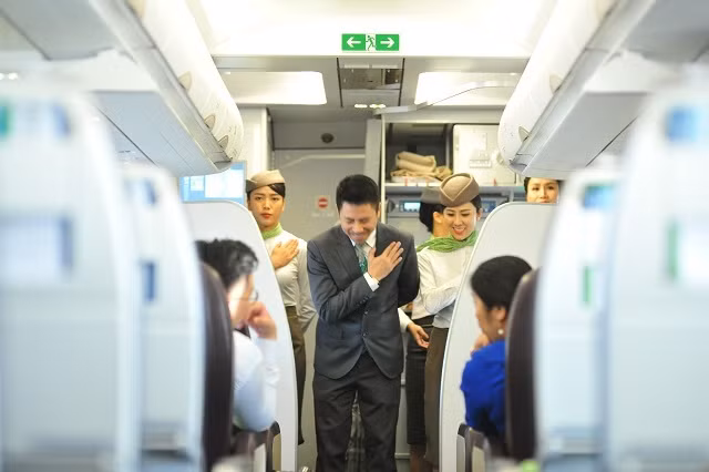 Mặc dù là "tân binh" trong làng hàng không nội địa nhưng con số thu nhập này chênh lệch khá lớn so với các đồng nghiệp ở Vietnam Airlines và Vietjet Air. Ảnh: Bamboo Airways Video: "Siêu máy bay" đưa phi công người Anh (bệnh nhân 91) hồi hương. Nguồn: VTC Now