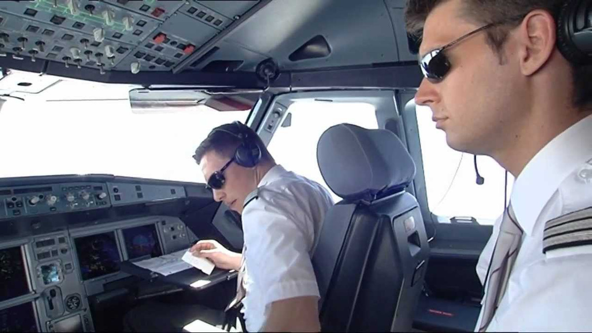 Phi công có mức lương cao nhất tại Vietnam Airlines có thể đạt 300 triệu đồng/tháng, bậc lương chênh lệch cao thấp tùy theo vị trí cơ trưởng - cơ phó và loại máy bay mà họ lái. Ảnh: VOV.